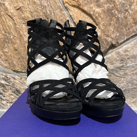 Black suede (nubuck) ARRAY by Stuart Weitzman. Size 7.5 - Picture 2 of 4